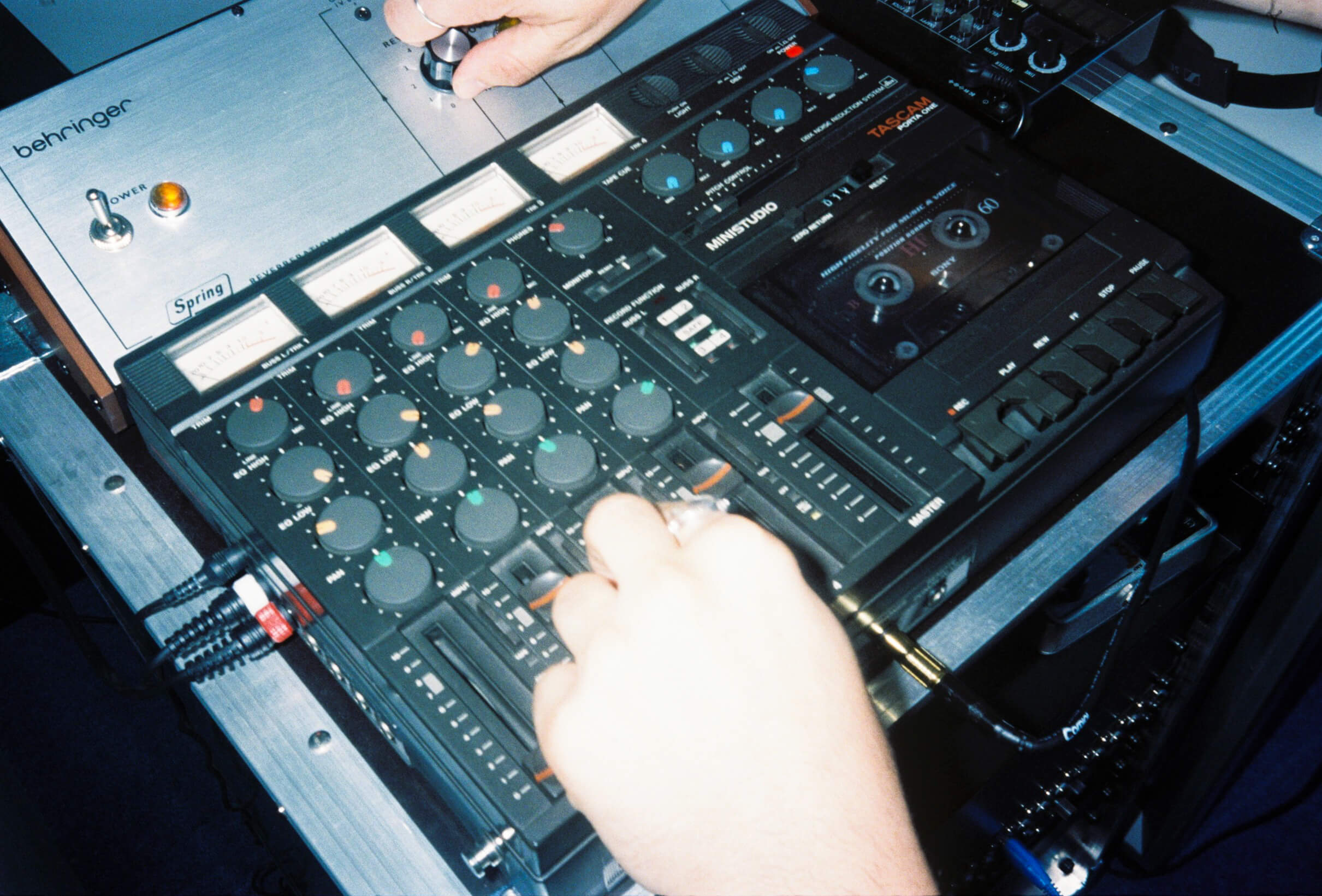 Mesa de mezclas Behringer y grabadora Tascam Porta One en el Estudio A