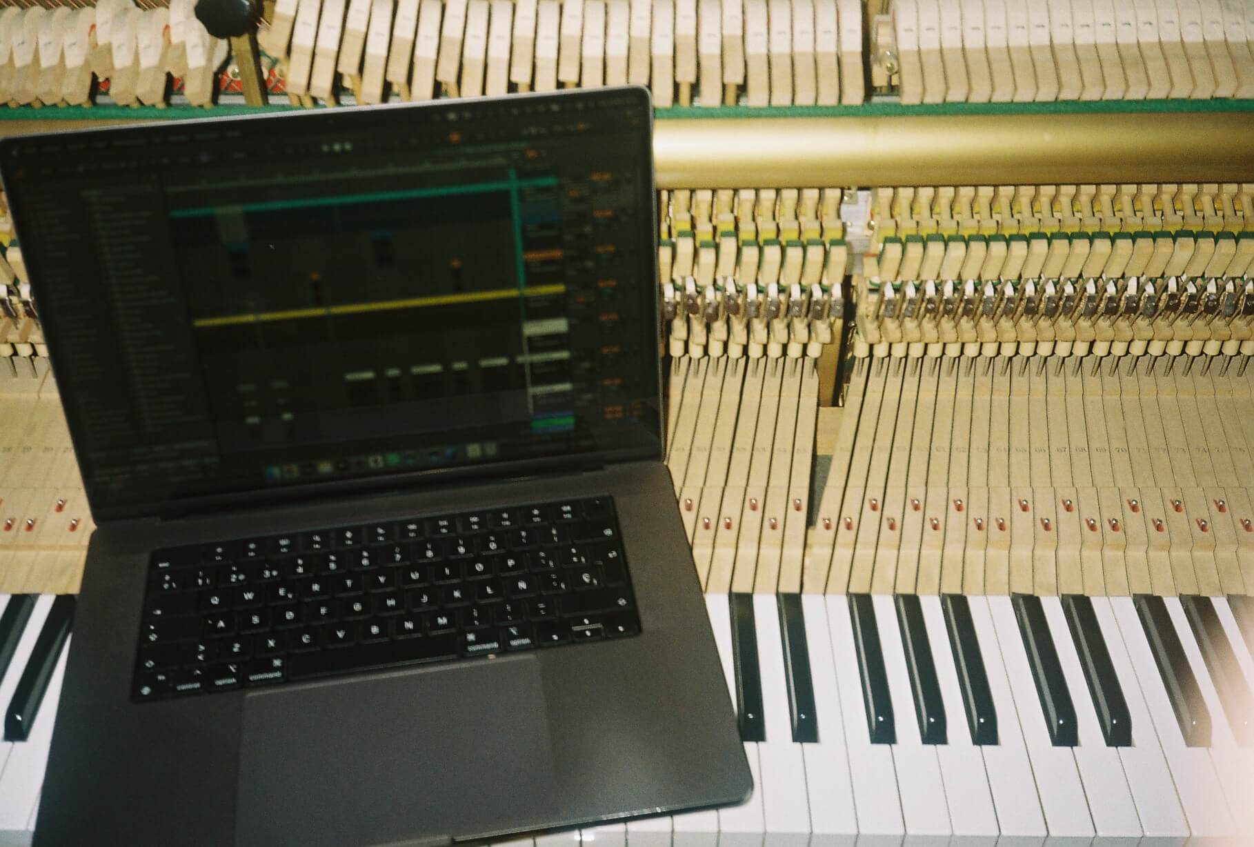 Editando diseño sonoro en Ableton junto al mecanismo de un piano en el Estudio A