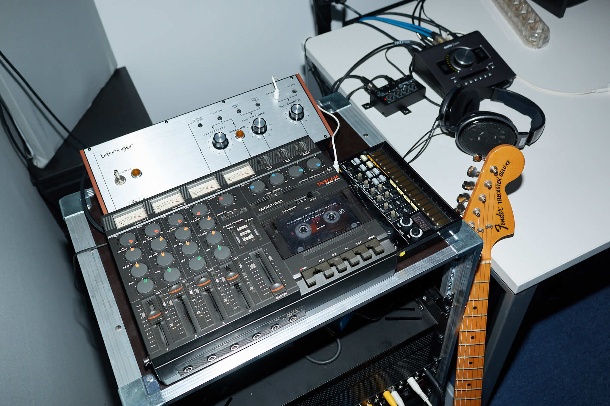 Rack Behringer, Tascam Porta One y guitarra Fender en el Estudio A