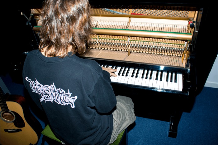 Tocando el piano de cola del Estudio A, vista trasera