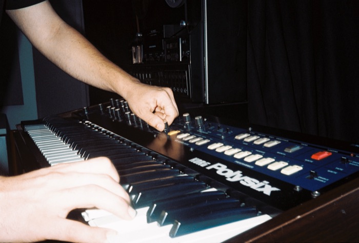 Ajustando el sintetizador Korg Polysix junto a la grabadora Grundig TS1000