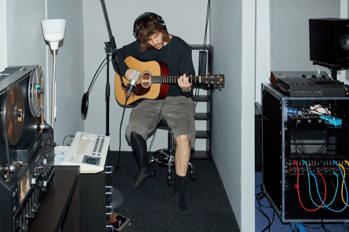 Grabando guitarra acústica en la cabina, con la Roland TR-626 y la bobina abierta