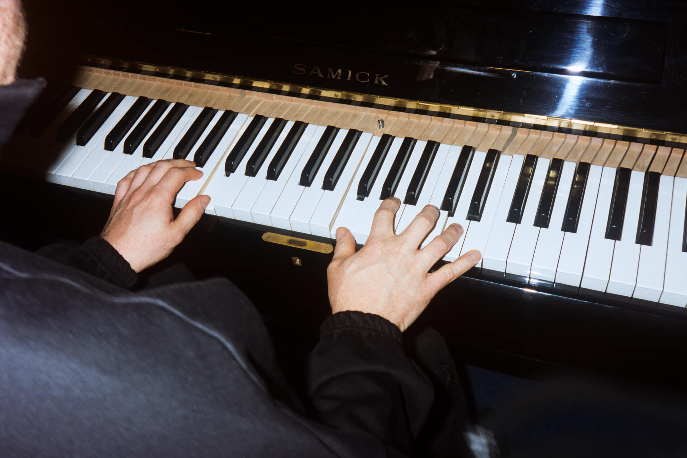 Tocando el piano Samick en el Estudio A